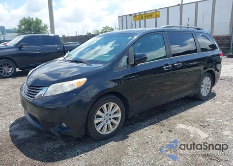 2013 Toyota Sienna Xle 7 Passenger z USA, uszkodzony, nr VIN 5TDDK3DC8DS064047